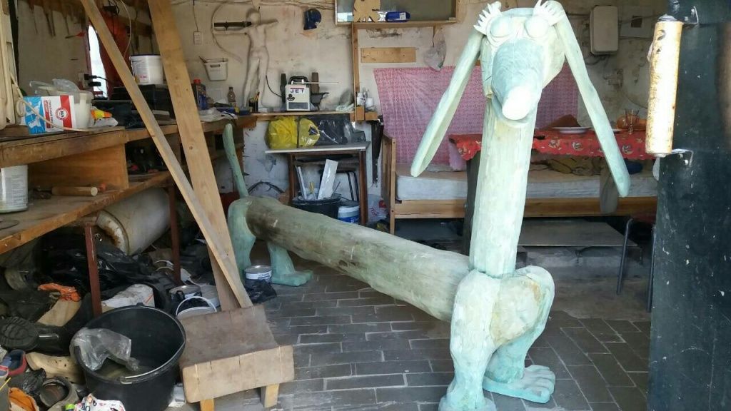 Деревянная скульптура Такса